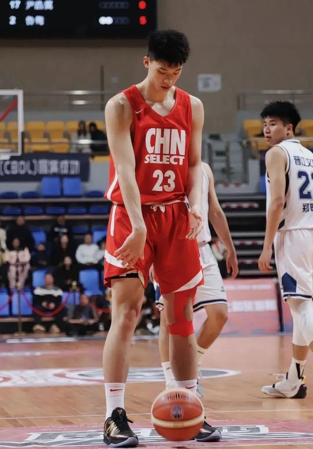 ac米兰-新星崭露头角，助力中国青年篮球队夺冠的简单介绍