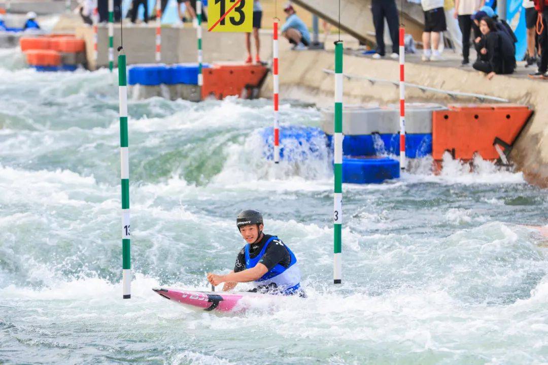 米兰体育官方网站-国际皮划艇速降赛，水上极速激战