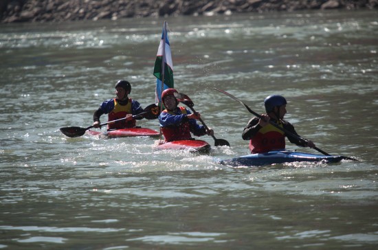 国际皮划艇速降赛，水上极速激战